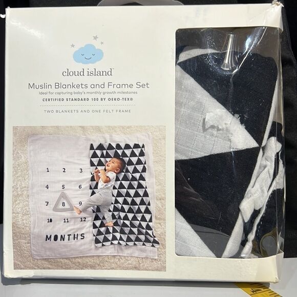 Cloud Island Two Muslin Blankets w/ Frame Triangle. Monthly growth Milestones - Picture 3 of 7